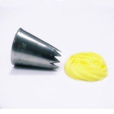 Bico de pasteleiro metálico em estrela com creme amarelo