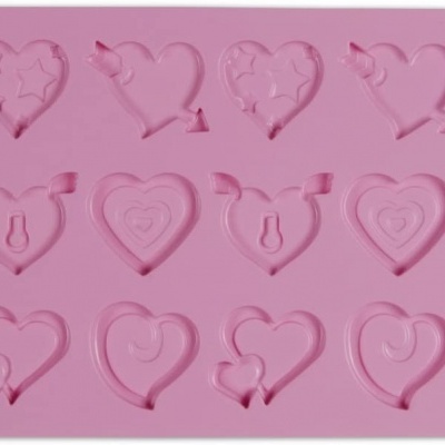 Forma de silicone rosa com cavidades de corações, várias texturas, fundo branco