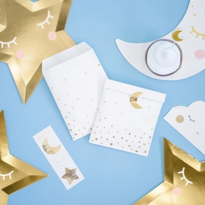 Conjunto de papelaria infantil com temas celestiais em papel branco e dourado sobre fundo azul