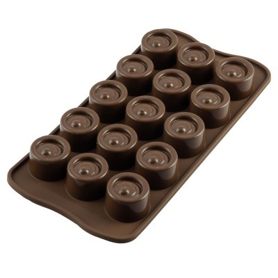 Forma de silicone castanha com cavidades cilíndricas para chocolates