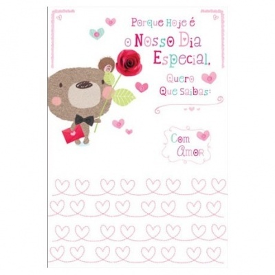 Cartão com urso segurando rosa e envelope, texto colorido e corações rosa