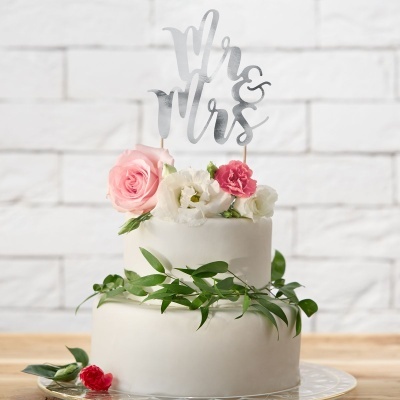 Bolo de casamento branco decorado com flores naturais e topo prateado com texto