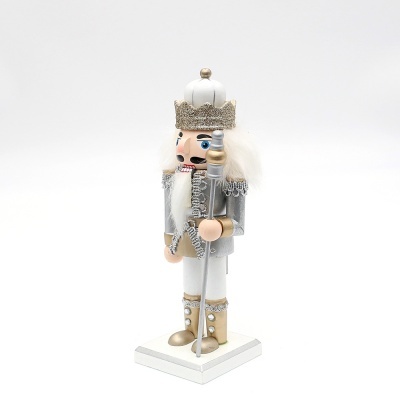 Quebra-nozes decorativo em madeira com roupa branca, dourada e cinzenta, segurando cetro