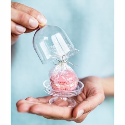 Doce vermelho em embalagem transparente em forma de campânula