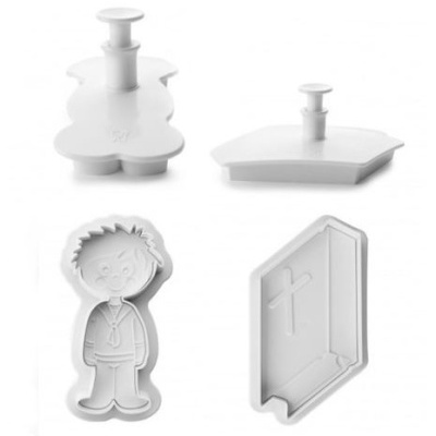 Quatro cortadores de massa de plástico branco com diferentes formas e mecanismo de pressão.