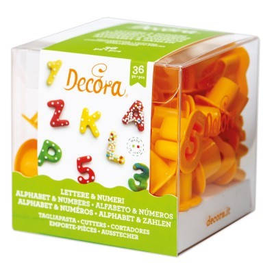 Caixa transparente com cortadores de massa amarelos em formas de letras e números