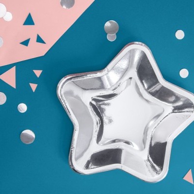 Forma metálica em forma de estrela sobre fundo colorido com confetes.