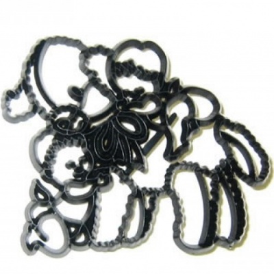 Conjunto de cortadores de biscoitos de plástico preto com várias formas.