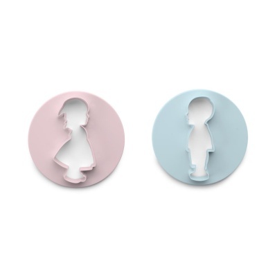 Dois cortadores de biscoitos redondos, rosa e azul, com silhuetas de menina e menino.
