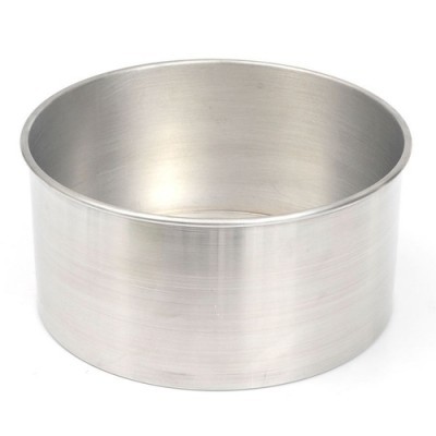 Recipiente cilíndrico de metal prateado em fundo branco