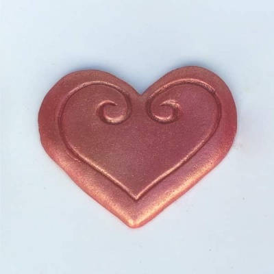 Coração cobre metálico em relevo sobre fundo branco