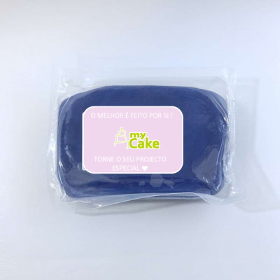 Massa de açúcar azul escuro embalada a vácuo com etiqueta cor-de-rosa