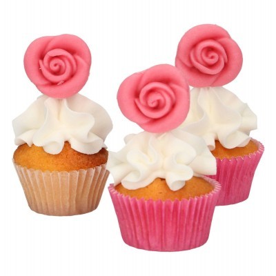 Três cupcakes com creme branco e rosas cor-de-rosa no topo
