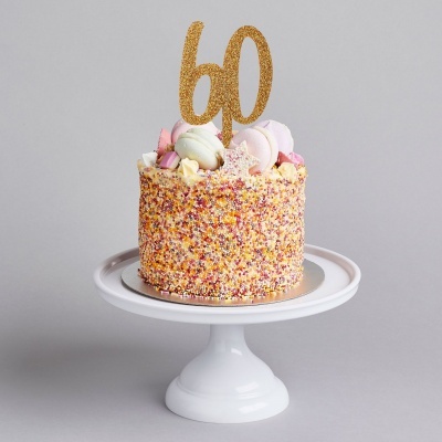 Bolo de aniversário com decoração colorida e topo 60 dourado