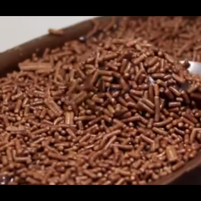 Ovo de Páscoa de chocolate ao leite com granulados de chocolate