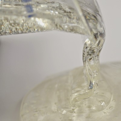 Gel transparente a ser vertido de um recipiente de vidro