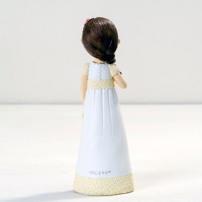 Figura decorativa de menina com vestido branco e detalhes amarelos