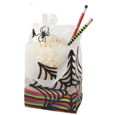 Saco plástico transparente com padrão de teias de aranha e riscas coloridas contendo lápis e embalagem de pipocas com aranha de plástico