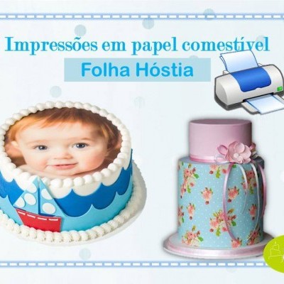 Dois bolos decorados, um com imagem de rosto em papel comestível e outro com padrão floral.