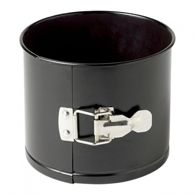 Forma de bolo redonda preta com fecho prateado