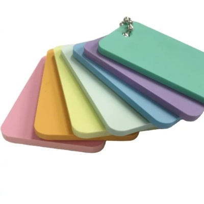 Conjunto de amostras de cores pastel em plástico ligadas por corrente metálica