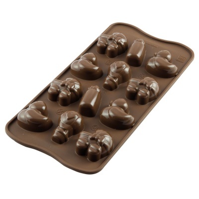 Forma de silicone castanha com cavidades em formatos variados para chocolate ou gelatina.