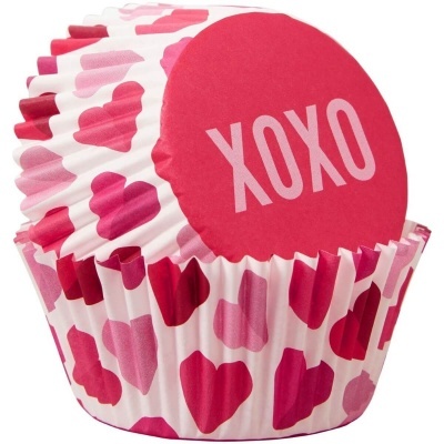Forminhas de papel para cupcakes com padrão de corações e palavra XOXO