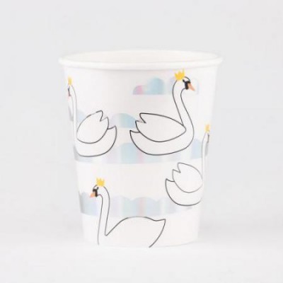 Copo de papel branco com desenho de cisnes com coroas amarelas