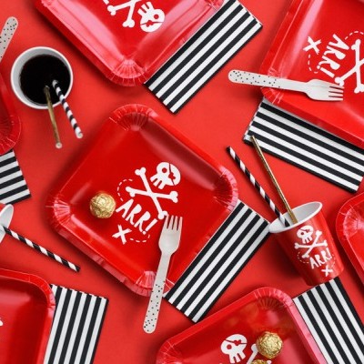 Artigos de festa pirate em vermelho e preto com caveira e ossos cruzados