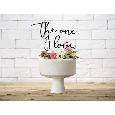 Bolo branco com flores e topper 'The one I love' em base branca sobre mesa de madeira