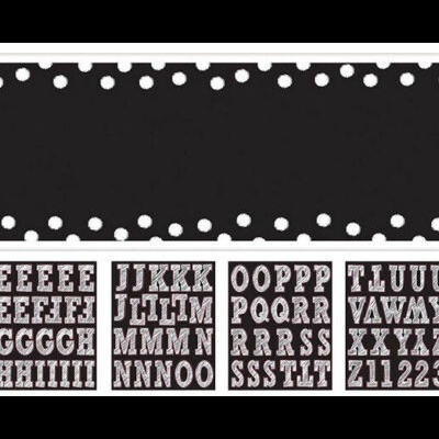 Placas de etiquetas com letras, números e símbolos brancos em fundo castanho, e retângulo preto com bolinhas brancas nas bordas