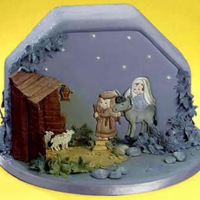 Figura de presepe com personagens e cenário azul estrelado