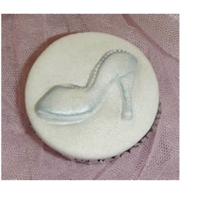 Cupcake branco decorado com sapato de salto alto prateado em tecido cor-de-rosa