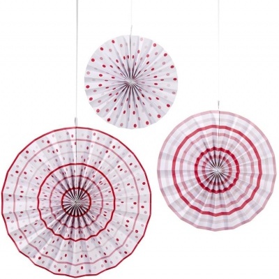 Decorações de papel penduradas em forma de leque circular com padrão de bolinhas vermelhas e linhas vermelhas