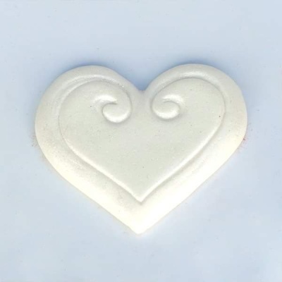 Coração decorativo branco com detalhes em relevo sobre fundo branco