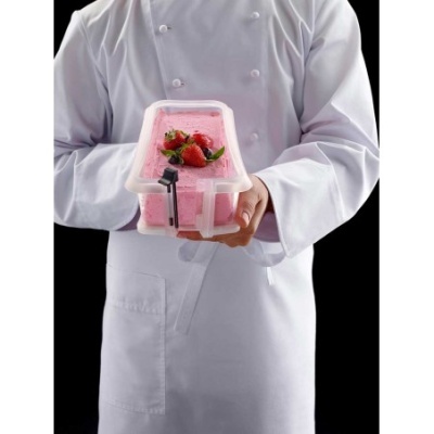 Chef a segurar recipiente com sobremesa rosa decorada com morangos