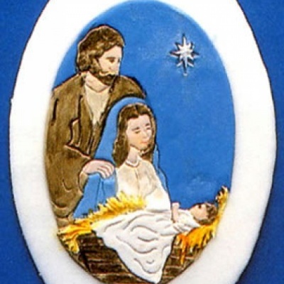 Presépio oval com José, Maria e menino Jesus em manjedoura com estrela azul ao fundo