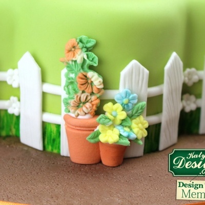 Vasos decorativos com flores coloridas junto a vedação branca e logo Italy Lee Designs