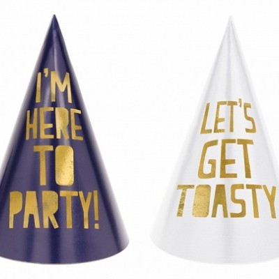 Dois chapéus de festa cónicos com textos festivos em dourado, um azul e outro branco