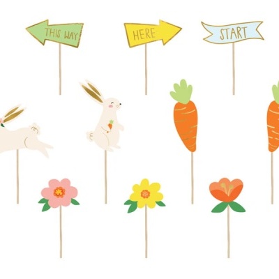 Enfeites decorativos de madeira com coelhos, cenouras, flores e setas com texto