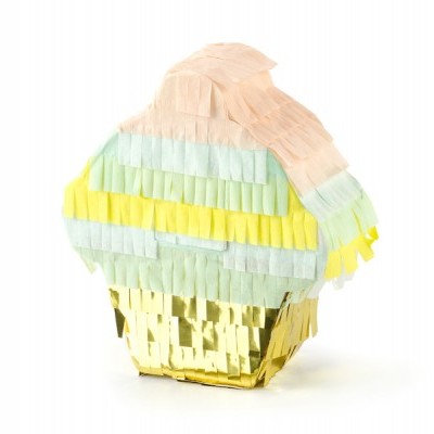 Piñata em forma de cupcake com camadas de papel colorido e base dourada