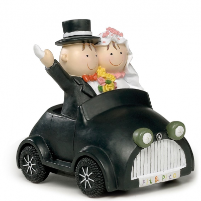 Figura de casal de noivos em carro preto em miniatura