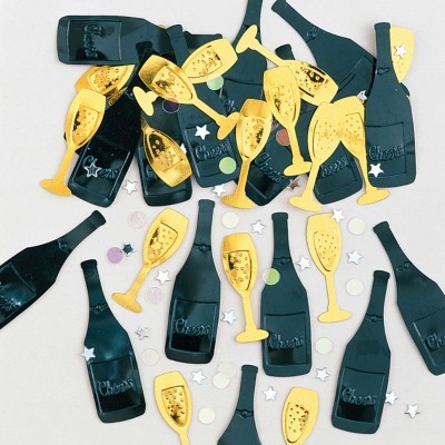 Confetes de garrafas de champanhe pretas e taças douradas sobre superfície branca