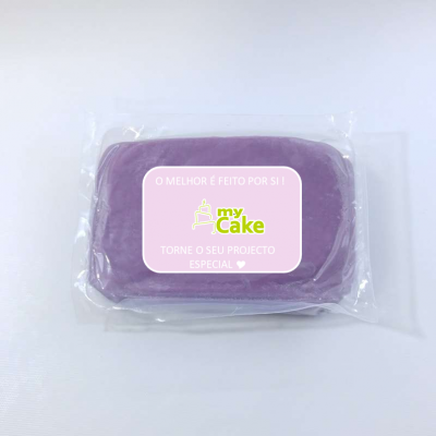 Pacote de pasta de açúcar roxa com etiqueta rosa e texto promocional