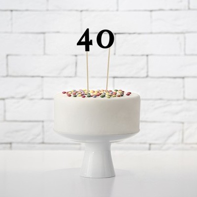 Bolo branco decorado com gotas coloridas e números 40