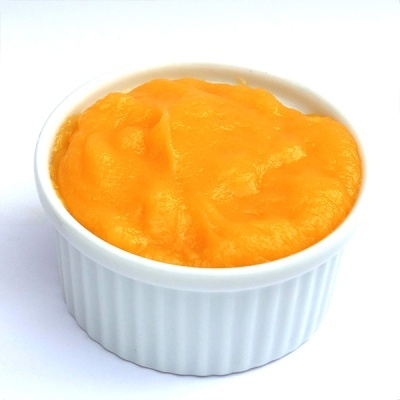 Tigela branca com puré laranja.