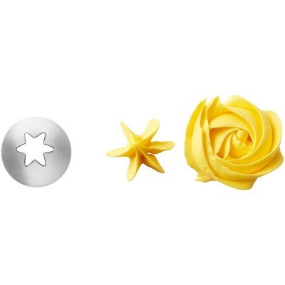 Bico de confeitar estrela metálico com creme amarelo modelado em estrela e rosa
