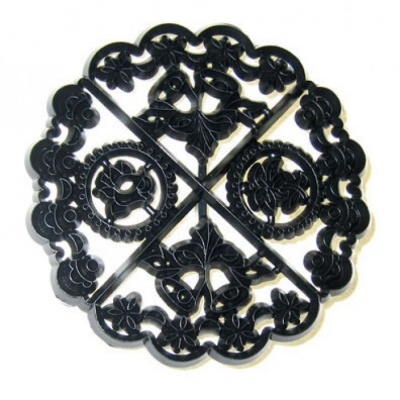 Suporte redondo preto em ferro fundido com padrão floral dividido em quatro partes