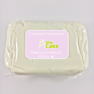 Barra branca de fondant embalada com etiqueta rosa e texto em português