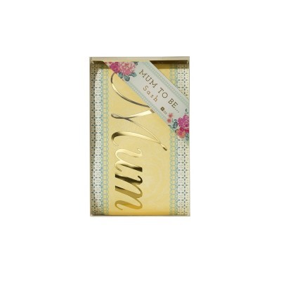 faixa dourada mum to be em caixa decorativa com flores